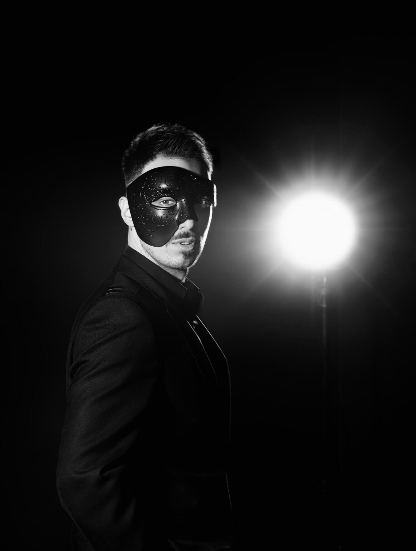 Black Mask – the moment of isolation Shadow and light across a black mask – the moment a decision becomes visible.