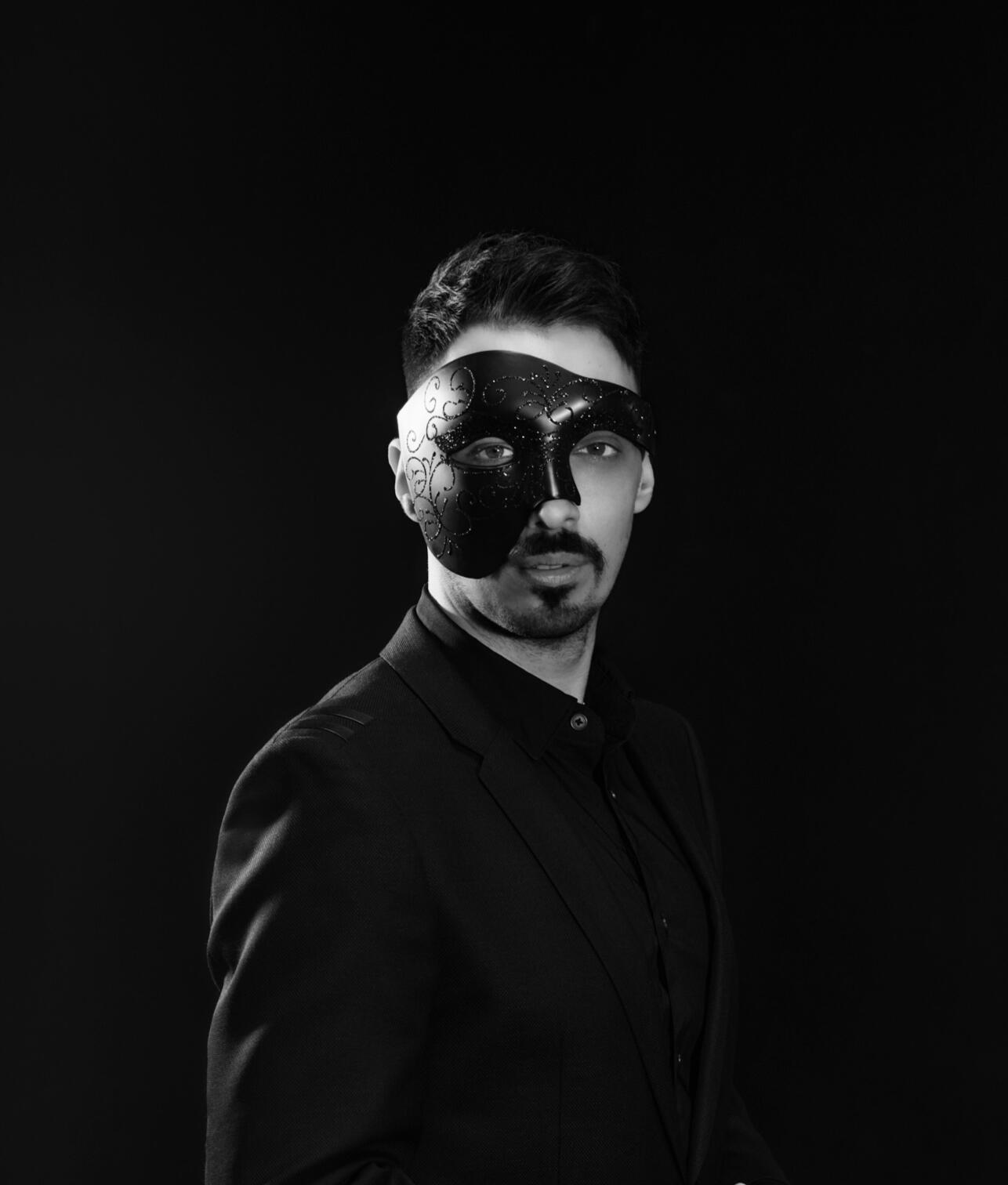 Czujny wzrok zza czarnej maski – gotowy obnażyć prawdę